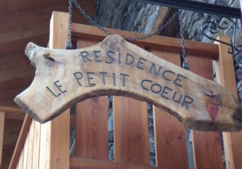 Insegna del Residence Le Petit Coeur a Derby nei pressi di La Salle (21479 bytes)